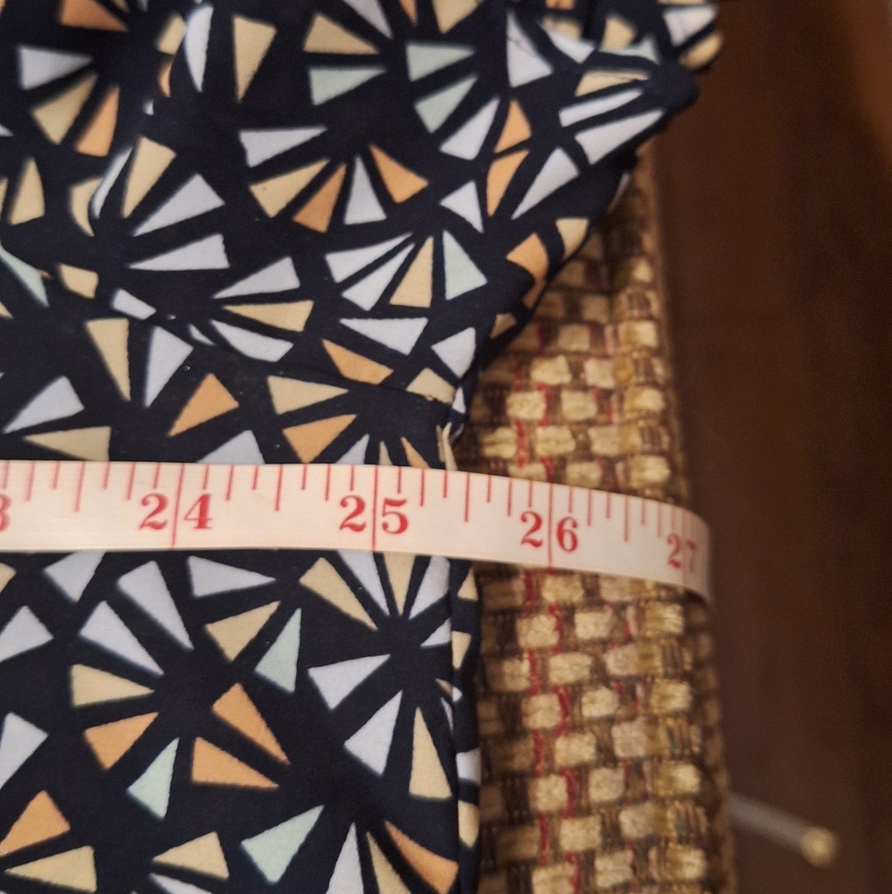 Liz Claiborne Stylish Women's Geometric Patterned Top - Picture 7 of 10